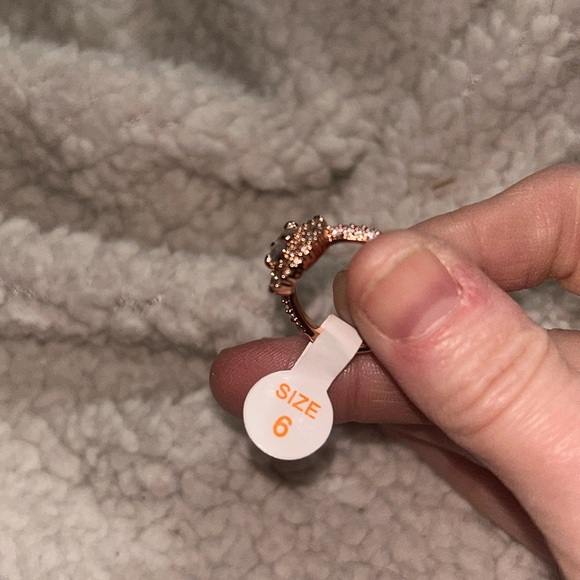 Size 6 Diamond Cubic Zirconia ring. Rose Gold Plating MSRP $144.00 NWT - Picture 2 of 4